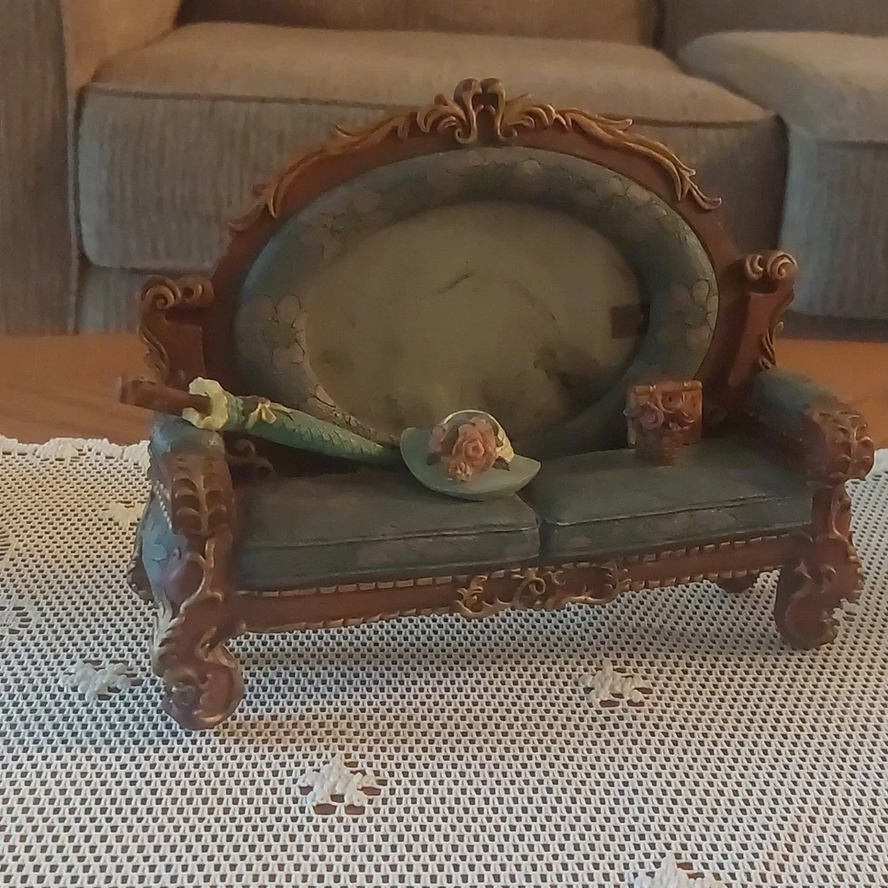 Victorian Style Loveseat Sofa Unique Picture Frame Holder